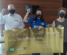 Nota Paraná entrega cheques de R$ 1 milhão e de R$ 200 mil aos sorteados de julho. Foto:SEFA