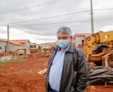 Novas casas e regularização transformam a vida de famílias em Cantagalo. Na foto, prefeito Jair Rocha da Silva.
. Foto:Gilson Abreu/AEN