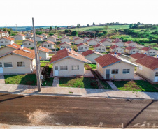 Cem famílias de Santa Mariana, município da região Norte do Paraná, receberam nesta quinta-feira (23) as chaves da casa própria. Elas são as novas proprietárias do Residencial Albertino Delamuta, que recebeu um investimento de R$ 6,6 milhões do Governo do Estado, Governo Federal e prefeitura. Foto:Pizolato