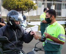 Curitiba, 27 de Julho de 2020. Em comemoração ao Dia do Motociclista, BPTran faz blitz educativa para distribuir antena corta linha.   - Soldado Ismael Ponchio.