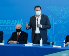 O governador Carlos Massa Ratinho Junior assinou nesta terça-feira (04), no Palácio Iguaçu, a ordem de serviço para a duplicação da Avenida Juscelino Kubitscheck de Oliveira (PR-412), em Matinhos. Antiga reivindicação dos moradores e frequentadores do Litoral paranaense, a JK faz parte da PR-412, rodovia que liga as cidades de Guaratuba, Matinhos e Pontal do Paraná. 
