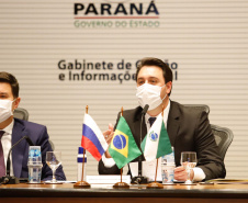 O Governo do Paraná assinou nesta quarta-feira (12) um memorando de entendimento com o Fundo de Investimento Direto da Rússia para ampliar a cooperação técnica, as transferências de tecnologia e os estudos sobre a vacina contra a Covid-19 desenvolvida pelo Instituto Gamaleia