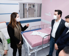 A ala neonatal, materno e infantil do Hospital Universitário Regional dos Campos Gerais, em Ponta Grossa, será transferida ao Hospital da Criança João Vargas de Oliveira, para dar lugar a novos leitos exclusivos para pacientes com Covid-19. O governador Carlos Massa Ratinho Junior esteve nesta quarta-feira (19) na cidade e formalizou a migração para a nova unidade.