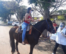 Escolas estaduais fazem entrega de material impresso por drive-thru. Foto:SEED