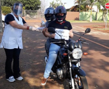 Escolas estaduais fazem entrega de material impresso por drive-thru. Foto:SEED