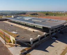 Obras do novo Terminal Rodoviário de Umuarama, que está situada na Avenida Romeu Zolim, no Parque Residencial Interlagos.  A nova rodoviária terá 7.599 m² de área construída, calçadas, boxes e demais instalações, além de ampla área externa para circulação, plataformas, estacionamento, jardins e áreas de passeio, banheiros, sala de administração, obras de acessibilidade e acessos facilitados para entrada e saída dos usuários. -  05/08/2020 -  Foto: Geraldo Bubniak/AEN