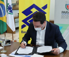 O governador Carlos Massa Ratinho Junior assinou nesta quarta-feira (9) o contrato do financiamento de R$ 1,6 bilhão que o Governo do Paraná captou com o Banco do Brasil e a Caixa Econômica Federal.