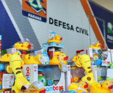 Uma longa e animada fila de carros, todos equipados com bolas, bonecas e os mais diferentes e coloridos brinquedos, deu início à campanha solidária Paraná Piá. O primeiro evento de arrecadação foi um Drive Thru organizado pela Secretaria de Estado do Desenvolvimento Urbano, nesta sexta-feira (11), em frente ao Palácio Iguaçu.
