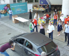 Uma longa e animada fila de carros, todos equipados com bolas, bonecas e os mais diferentes e coloridos brinquedos, deu início à campanha solidária Paraná Piá. O primeiro evento de arrecadação foi um Drive Thru organizado pela Secretaria de Estado do Desenvolvimento Urbano, nesta sexta-feira (11), em frente ao Palácio Iguaçu.
