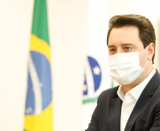 Passamos por um período de grandes dificuldades e não medimos esforços para diminuir o impacto da pandemia na vida dos cidadãos paranaenses”, afirmou o governador Carlos Massa Ratinho Junior. “Além de dar um apoio para o trabalhador que está desempregado, também queremos garantir que a tarifa de ônibus não aumente enquanto durar a pandemia, o que impactaria na renda da população”, ressaltou.