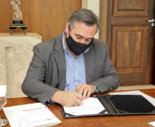 O governador Carlos Massa Ratinho Junior assinou nesta terça-feira (22), no Palácio Iguaçu, a ordem de serviço para as obras de ampliação da estrutura de atendimento do Hospital São Vicente, em Curitiba. Serão investidos R$ 2,3 milhões para a reforma e construção de um novo espaço em um imóvel localizado na Rua Brigadeiro Franco, cedido ao centro médico pelo Instituto Brasileiro do Meio Ambiente e dos Recursos Naturais Renováveis (Ibama)..Foto: Ari dias/AEN.