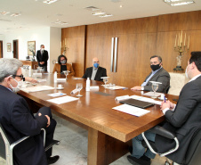 O governador Carlos Massa Ratinho Junior assinou nesta terça-feira (22), no Palácio Iguaçu, a ordem de serviço para as obras de ampliação da estrutura de atendimento do Hospital São Vicente, em Curitiba. Serão investidos R$ 2,3 milhões para a reforma e construção de um novo espaço em um imóvel localizado na Rua Brigadeiro Franco, cedido ao centro médico pelo Instituto Brasileiro do Meio Ambiente e dos Recursos Naturais Renováveis (Ibama)..Foto: Ari dias/AEN.