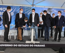 O governador Carlos Massa Ratinho Júnior inaugura nesta terça-feira (22),  o novo berço 201, no Porto de Paranaguá. Com investimentos de R$ 201,7 milhões, a ampliação do cais vai aumentar em 140% a capacidade atual de movimentação e autoriza a contratação do projeto para obras de derrocamento submarino do maciço rochoso conhecido como Palanganas. A remoção permitirá o aprofundamento do canal de acesso ao porto em até 14,60 metros. Paranagua, 22/09/2020 - Foto: Geraldo Bubniak/AEN