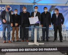 O governador Carlos Massa Ratinho Júnior inaugura nesta terça-feira (22),  o novo berço 201, no Porto de Paranaguá. Com investimentos de R$ 201,7 milhões, a ampliação do cais vai aumentar em 140% a capacidade atual de movimentação e autoriza a contratação do projeto para obras de derrocamento submarino do maciço rochoso conhecido como Palanganas. A remoção permitirá o aprofundamento do canal de acesso ao porto em até 14,60 metros. Paranagua, 22/09/2020 - Foto: Geraldo Bubniak/AEN