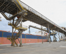 O governador Carlos Massa Ratinho Júnior inaugura nesta terça-feira (22),  o novo berço 201, no Porto de Paranaguá. Com investimentos de R$ 201,7 milhões, a ampliação do cais vai aumentar em 140% a capacidade atual de movimentação e autoriza a contratação do projeto para obras de derrocamento submarino do maciço rochoso conhecido como Palanganas. A remoção permitirá o aprofundamento do canal de acesso ao porto em até 14,60 metros. Paranagua, 22/09/2020 - Foto: Geraldo Bubniak/AEN