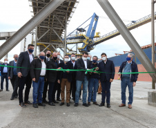 O governador Carlos Massa Ratinho Júnior inaugura nesta terça-feira (22),  o novo berço 201, no Porto de Paranaguá. Com investimentos de R$ 201,7 milhões, a ampliação do cais vai aumentar em 140% a capacidade atual de movimentação e autoriza a contratação do projeto para obras de derrocamento submarino do maciço rochoso conhecido como Palanganas. A remoção permitirá o aprofundamento do canal de acesso ao porto em até 14,60 metros. Paranagua, 22/09/2020 - Foto: Geraldo Bubniak/AEN