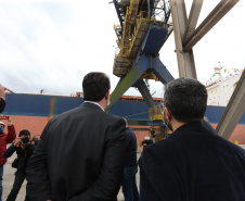 O governador Carlos Massa Ratinho Júnior inaugura nesta terça-feira (22),  o novo berço 201, no Porto de Paranaguá. Com investimentos de R$ 201,7 milhões, a ampliação do cais vai aumentar em 140% a capacidade atual de movimentação e autoriza a contratação do projeto para obras de derrocamento submarino do maciço rochoso conhecido como Palanganas. A remoção permitirá o aprofundamento do canal de acesso ao porto em até 14,60 metros. Paranagua, 22/09/2020 - Foto: Geraldo Bubniak/AEN