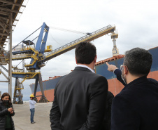 O governador Carlos Massa Ratinho Júnior inaugura nesta terça-feira (22),  o novo berço 201, no Porto de Paranaguá. Com investimentos de R$ 201,7 milhões, a ampliação do cais vai aumentar em 140% a capacidade atual de movimentação e autoriza a contratação do projeto para obras de derrocamento submarino do maciço rochoso conhecido como Palanganas. A remoção permitirá o aprofundamento do canal de acesso ao porto em até 14,60 metros. Paranagua, 22/09/2020 - Foto: Geraldo Bubniak/AEN