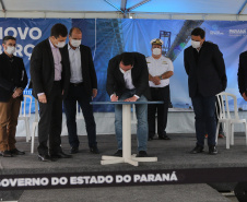 O governador Carlos Massa Ratinho Júnior inaugura nesta terça-feira (22),  o novo berço 201, no Porto de Paranaguá. Com investimentos de R$ 201,7 milhões, a ampliação do cais vai aumentar em 140% a capacidade atual de movimentação e autoriza a contratação do projeto para obras de derrocamento submarino do maciço rochoso conhecido como Palanganas. A remoção permitirá o aprofundamento do canal de acesso ao porto em até 14,60 metros. Paranagua, 22/09/2020 - Foto: Geraldo Bubniak/AEN