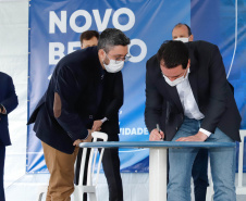 O governador Carlos Massa Ratinho Junior inaugurou nesta terça-feira (21) a obra de ampliação do cais do Porto de Paranaguá, no Litoral do Estado. O berço 201 foi modernizado e o cais de atracação foi prolongado em 100 metros. Os investimentos da empresa pública Portos do Paraná somam R$ 201,7 milhões e vão aumentar em 140% a capacidade atual de movimentação de cargas.