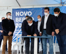 O governador Carlos Massa Ratinho Junior inaugurou nesta terça-feira (21) a obra de ampliação do cais do Porto de Paranaguá, no Litoral do Estado. O berço 201 foi modernizado e o cais de atracação foi prolongado em 100 metros. Os investimentos da empresa pública Portos do Paraná somam R$ 201,7 milhões e vão aumentar em 140% a capacidade atual de movimentação de cargas.