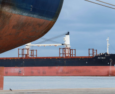 O governador Carlos Massa Ratinho Junior inaugurou nesta terça-feira (21) a obra de ampliação do cais do Porto de Paranaguá, no Litoral do Estado. O berço 201 foi modernizado e o cais de atracação foi prolongado em 100 metros. Os investimentos da empresa pública Portos do Paraná somam R$ 201,7 milhões e vão aumentar em 140% a capacidade atual de movimentação de cargas.