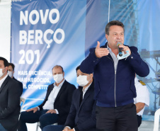 O governador Carlos Massa Ratinho Junior inaugurou nesta terça-feira (21) a obra de ampliação do cais do Porto de Paranaguá, no Litoral do Estado. O berço 201 foi modernizado e o cais de atracação foi prolongado em 100 metros. Os investimentos da empresa pública Portos do Paraná somam R$ 201,7 milhões e vão aumentar em 140% a capacidade atual de movimentação de cargas.