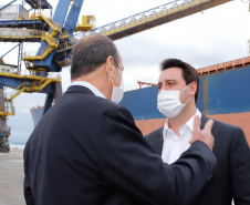 O governador Carlos Massa Ratinho Junior inaugurou nesta terça-feira (21) a obra de ampliação do cais do Porto de Paranaguá, no Litoral do Estado. O berço 201 foi modernizado e o cais de atracação foi prolongado em 100 metros. Os investimentos da empresa pública Portos do Paraná somam R$ 201,7 milhões e vão aumentar em 140% a capacidade atual de movimentação de cargas.