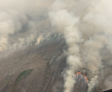 Helicóptero da PM auxilia no combate a incêndio em Ilha Grande. Foto:SESP