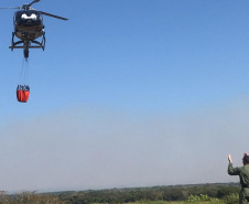 Helicóptero da PM auxilia no combate a incêndio em Ilha Grande. Foto:SESP