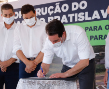 Cambé, na Região Metropolitana de Londrina, vai resolver um antigo problema logístico e de trânsito, além de fomentar um novo eixo de desenvolvimento para a cidade. Nesta quinta-feira (24), o governador Carlos Massa Ratinho Junior assinou a ordem de serviço para início imediato da construção do viaduto Bratislava, antiga reivindicação da população da região.