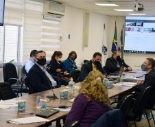 O secretário de Estado da Saúde, Beto Preto, entregou formalmente a versão final do Plano Estadual de Saúde (PES) nesta quinta-feira (24) aos membros do Conselho Estadual de Saúde do Paraná. Foto: Américo Antonio/SESA