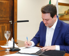O governador Carlos Massa Ratinho Junior e o secretário estadual da Fazenda, Renê Garcia Junior, assinaram nesta segunda-feira (28), no Palácio Iguaçu, o contrato de financiamento para a execução da segunda fase do Projeto de Modernização da Gestão Fiscal do Estado do Paraná (Profisco II).