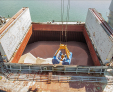 De janeiro a agosto, as operações de fertilizantes foram mais ágeis, desde a chegada do navio até a descarga do produto. Este ano, o volume de adubos está 4,6 % maior que o registrado no período em 2019.
Foto: Claudio Neves/Portos do Parana