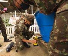 Bombeiros e Exército aceleram instalação de caixas d´água. Foto: Sanepar