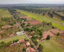 O governador Carlos Massa Ratinho Junior inaugurou nesta quinta-feira (1º) a pavimentação asfáltica da Estrada São Manoel, em São Jorge do Patrocínio, na região Noroeste, e anunciou novos investimentos para o município em pavimentações urbanas e de estradas rurais, veículos e iluminação pública.  Foto: Jose Fernando Ogura/AEN