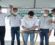 O governador Carlos Massa Ratinho Junior inaugurou nesta quinta-feira (1º) a pavimentação asfáltica da Estrada São Manoel, em São Jorge do Patrocínio, na região Noroeste, e anunciou novos investimentos para o município em pavimentações urbanas e de estradas rurais, veículos e iluminação pública.  Foto: Jose Fernando Ogura/AEN