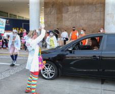 Nesta sexta-feira (02), acontece o último drive thru para entrega de brinquedos da campanha Paraná Piá no estacionamento do Palácio Iguaçu, em Curitiba. A primeira-dama Luciana Saito Massa acompanha a arrecadação.A campanha, promovida pela Superintendência Geral de Ação Solidária (SGAS), do Governo do Estado, arrecada brinquedos novos ou usados, em bom estado, para serem distribuídos em comemoração ao Dia das Crianças, celebrado no dia 12 de outubro. 02/10/2020 - Foto: Geraldo Bubniak/AEN