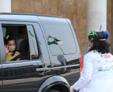 Nesta sexta-feira (02), acontece o último drive thru para entrega de brinquedos da campanha Paraná Piá no estacionamento do Palácio Iguaçu, em Curitiba. A primeira-dama Luciana Saito Massa acompanha a arrecadação.A campanha, promovida pela Superintendência Geral de Ação Solidária (SGAS), do Governo do Estado, arrecada brinquedos novos ou usados, em bom estado, para serem distribuídos em comemoração ao Dia das Crianças, celebrado no dia 12 de outubro. 02/10/2020 - Foto: Geraldo Bubniak/AEN