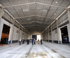 O Porto de Paranaguá recebeu nesta sexta-feira (2) a visita oficial do embaixador plurinacional da Bolívia, Wilfredo Rojo. A comitiva boliviana veio conhecer um possível depósito franco, que será doado pelo Governo Federal ao país vizinho. O processo de cessão é instruído pelo Ministério da Infraestrutura, através da Secretaria Nacional dos Portos.