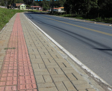 Pavimentação da Avenida das Araucárias  - conhecida como Estrada da Ladeira , que liga o município de São João do Triunfo a PR-151. Foto: Geraldo Bubniak/AEN
