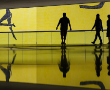 Depois de sete meses fechado, o Museu Oscar Niemeyer (MON) reabriu ao público na última sexta-feira (16), seguindo orientações de segurança determinadas pela Secretaria Estadual de Saúde. A programação virtual do #monemcasa, entretanto, continua acontecendo por meio de oficinas, mediações, quizzes e live. -Foto : Jonathan Campos / AEN