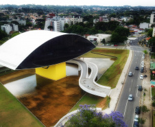 Depois de sete meses fechado, o Museu Oscar Niemeyer (MON) reabriu ao público na última sexta-feira (16), seguindo orientações de segurança determinadas pela Secretaria Estadual de Saúde. A programação virtual do #monemcasa, entretanto, continua acontecendo por meio de oficinas, mediações, quizzes e lives. Foto: José Fernando Ogura/AEN