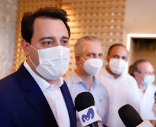 Governador Carlos massa Ratinho Junior participa do lançamento da pedra fundamental da Unique Medical