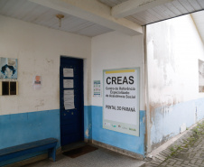 A famosa brincadeira do antes e depois da transformação que anima programas de auditório pelo País serve para ilustrar bem a situação do Centro de Referência Especializado de Assistência Social (Creas) de Pontal Paraná, no Litoral. A estrutura provisória, acanhada, que funciona nos fundos de uma unidade da secretaria municipal da Saúde, vai dar lugar a um complexo novo, com 206 metros quadrados, projetado para receber todas as atividades desenvolvidas pelo órgão no balneário de Ipanema.