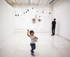 Neste sábado, dia 31/10, o Museu Oscar Niemeyer (MON) inaugura mais duas novas exposições: “A Violência sob a Delicadeza”, da artista visual Vera Martins, e “Gente no MON”, do fotógrafo Dico Kremer: 