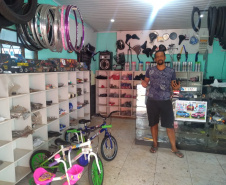 Um dos microempreendedores beneficiados com o crédito da Fomento Paraná nesse
período é Nelci Alves Correia, morador de Foz do Iguaçu, onde mantém uma oficina de
bicicletas e também vende acessórios. Foto: Fomento Paraná