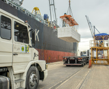 Movimento de dez meses indica novo recorde dos portos do Paraná neste ano