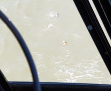 Neste final de semana, o helicóptero Falcão 8 foi acionado para o resgate de três pessoas que estavam se afogando no Litoral. Um jovem está internado no Hospital Regional de Paranaguá. Conforme o Corpo de Bombeiros, entre sábado e domingo foram registrados 13 afogamentos no Estado. Foto: BPMOA