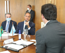 O governador Carlos Massa Ratinho Junior recebe  nesta terca-feira (10) o embaixador da Argentina, Daniel Scioli no Palacio Iguacu. Curitiba, 10/11/2020. Foto: Geraldo Bubniak/AEN
